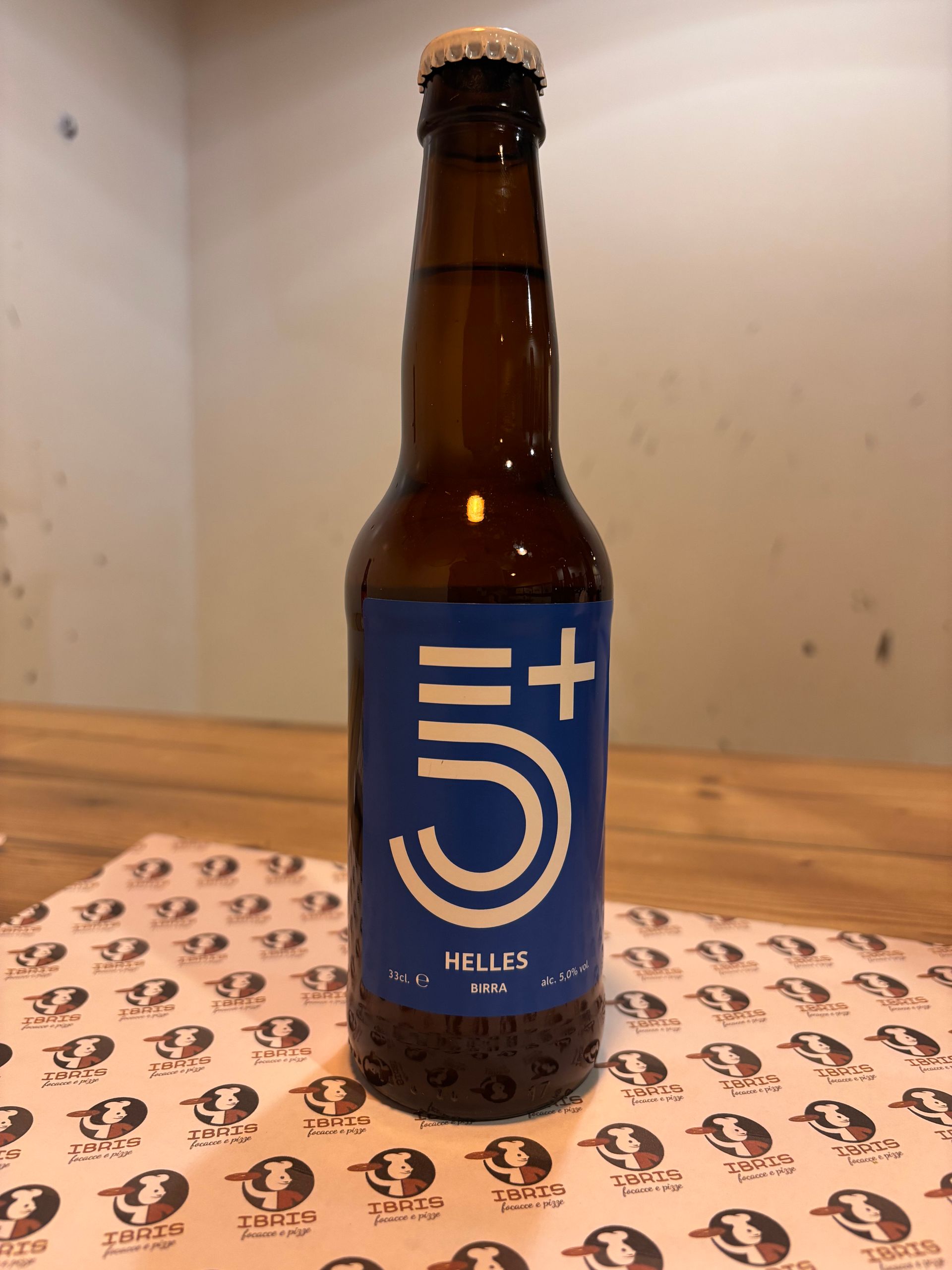 Una bottiglia di birra con il numero 5 sopra