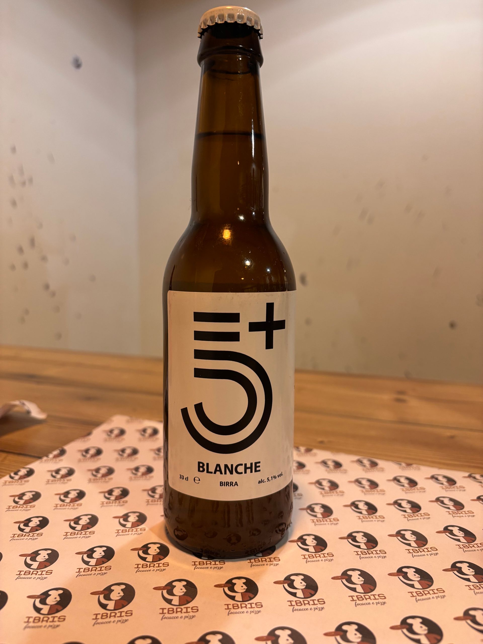 Una bottiglia di blanche è appoggiata su un tavolo