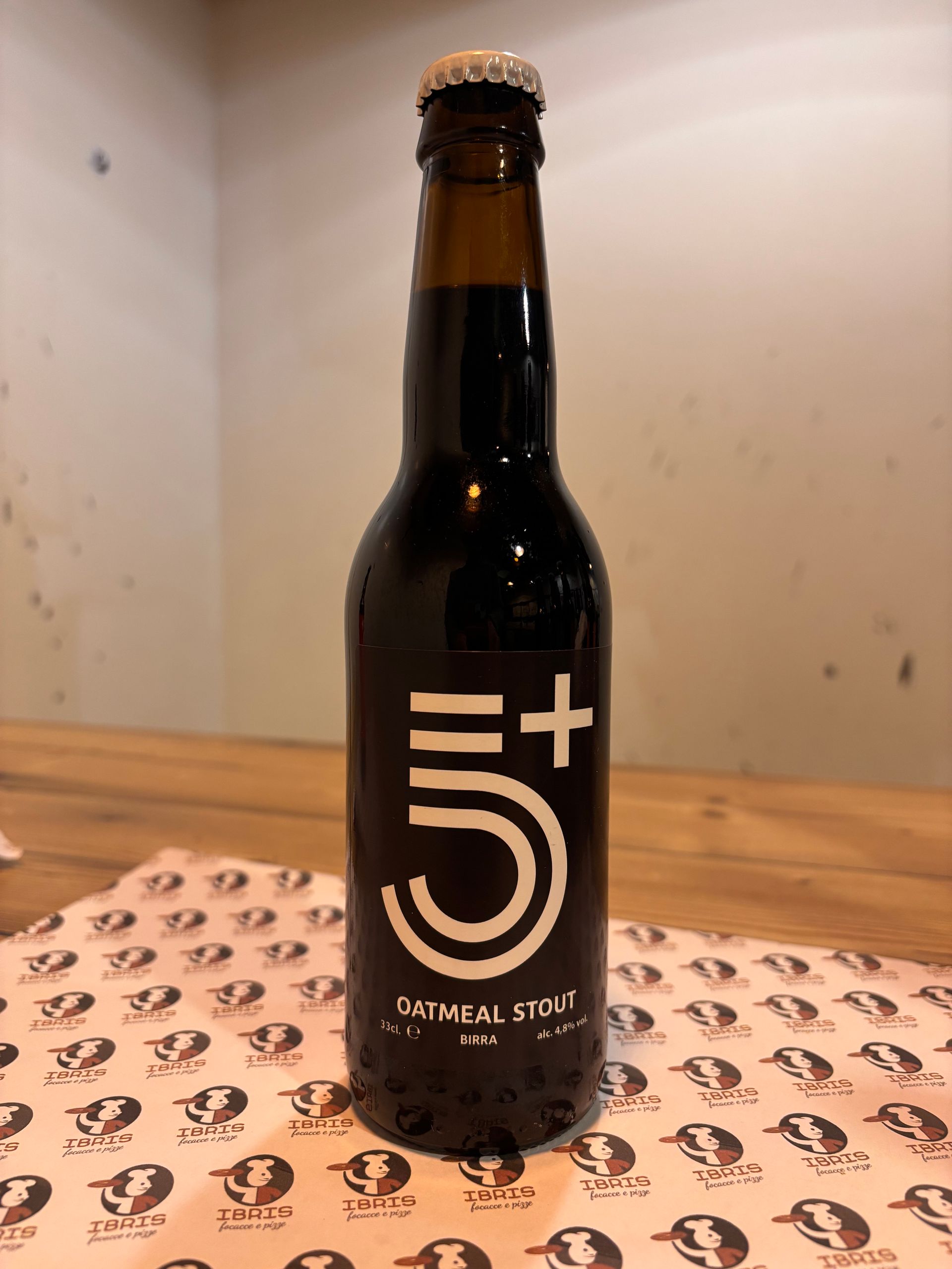 Una bottiglia di stout di farina di mais è appoggiata su un tavolo