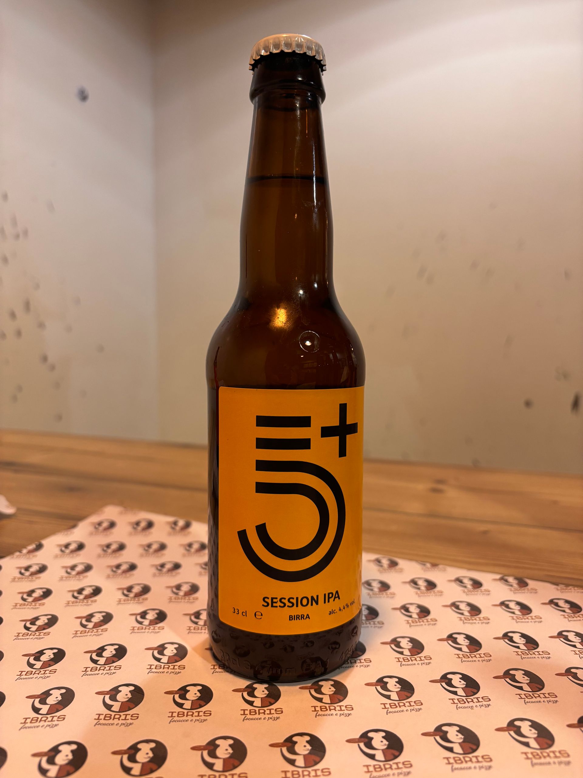 Una bottiglia di birra con il numero 5 sopra