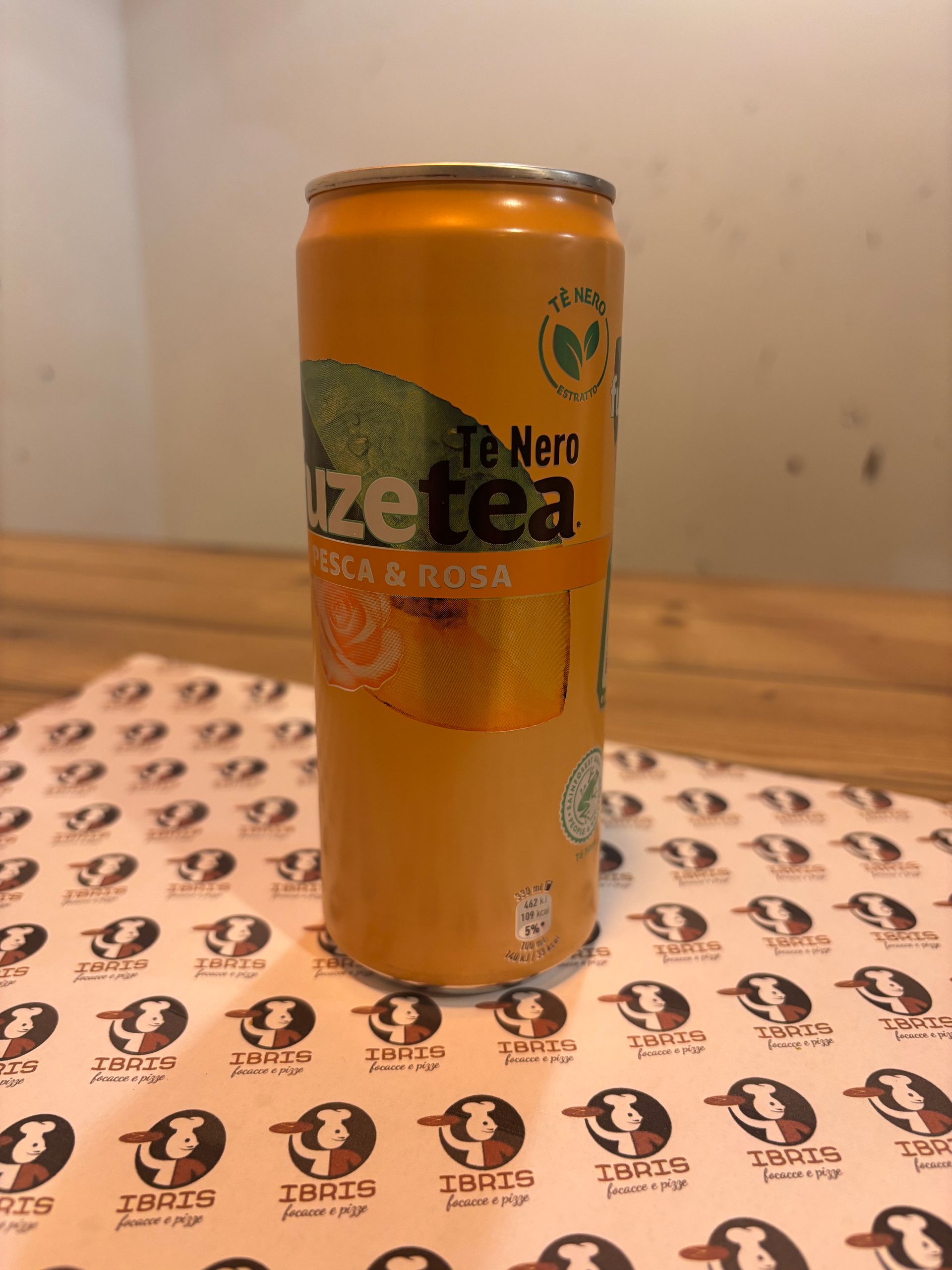 Una lattina di tè freddo è appoggiata su un tavolo