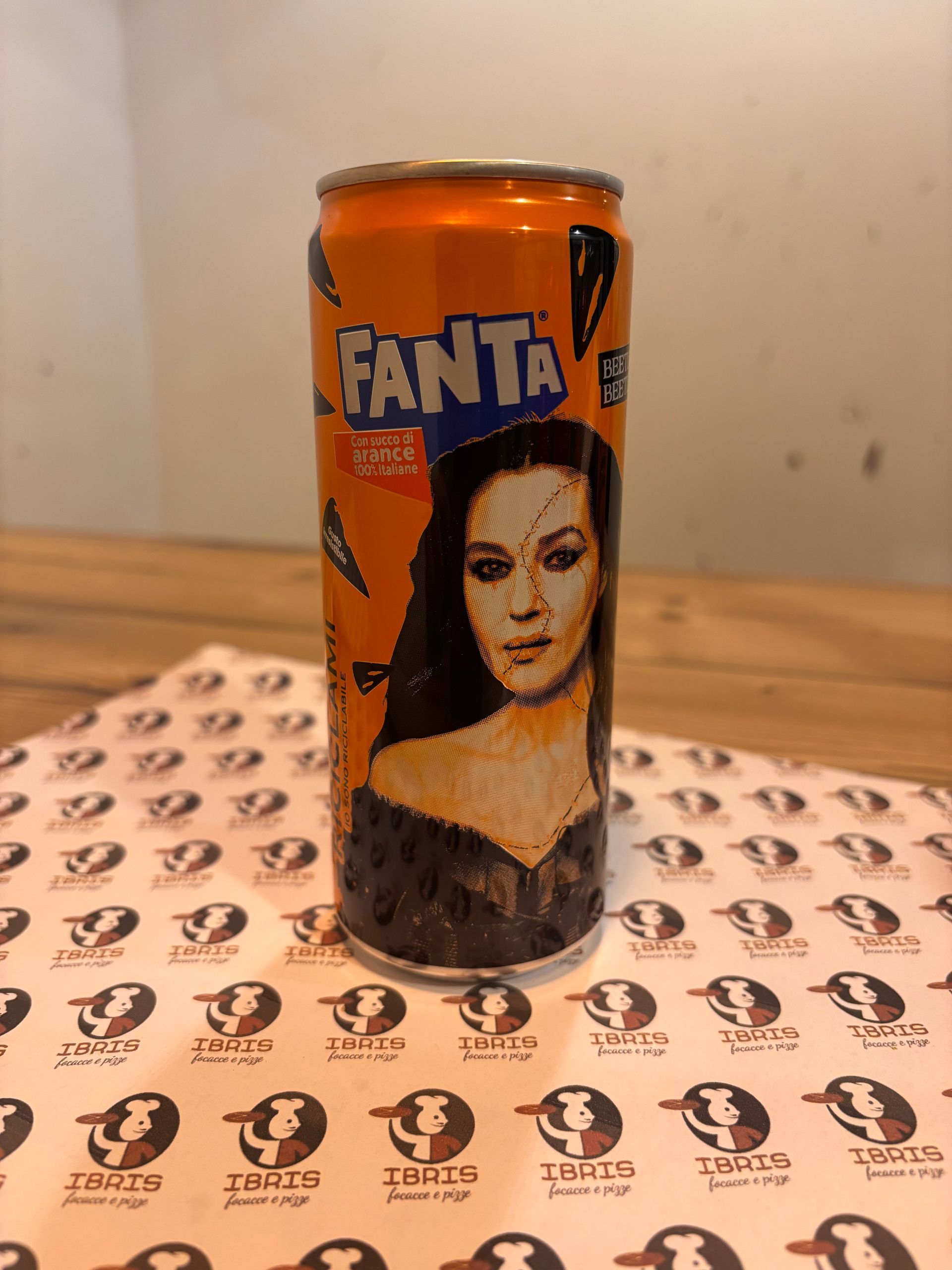 Una lattina di fanta con l'immagine di una donna sopra