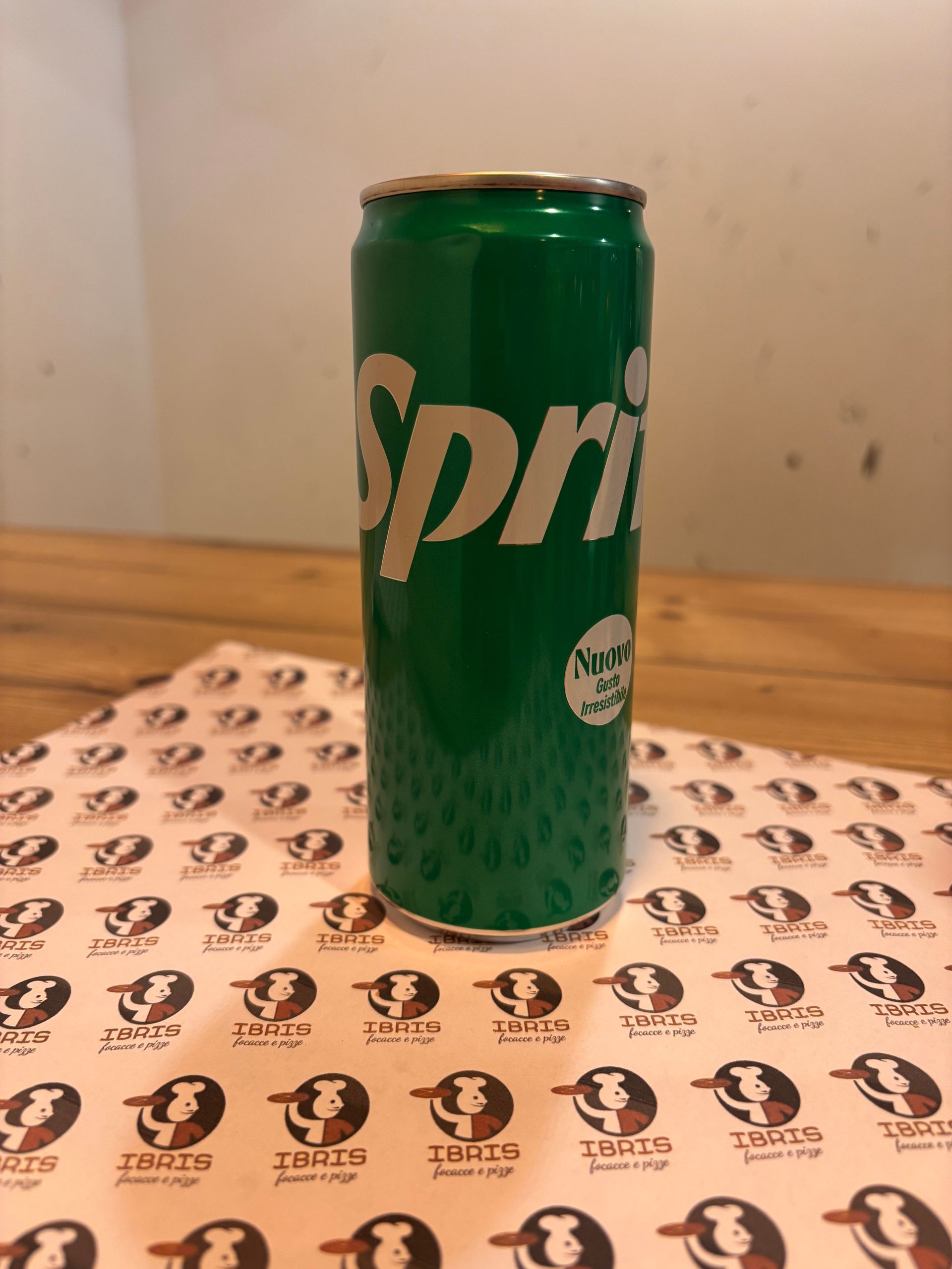 Una lattina verde di Sprite è appoggiata su un tavolo