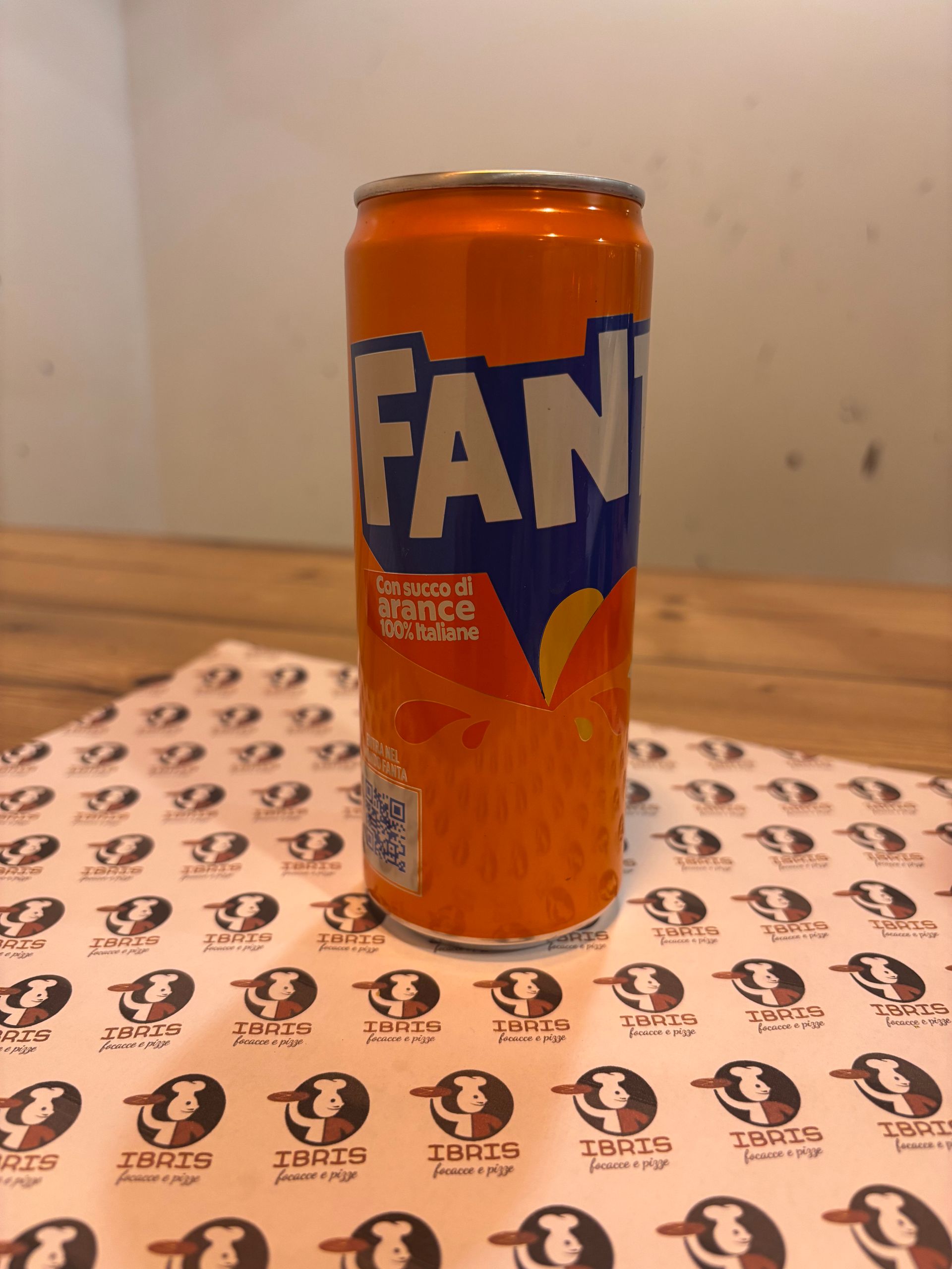 Una lattina di fanta è appoggiata su un tavolo