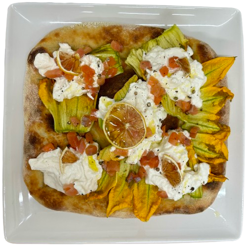 Una pizza con dei fiori sopra, su un piatto bianco.