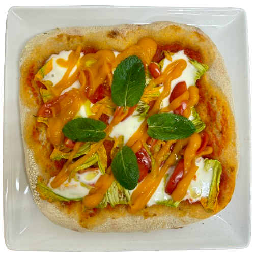Una pizza con pomodori e formaggio su un piatto bianco