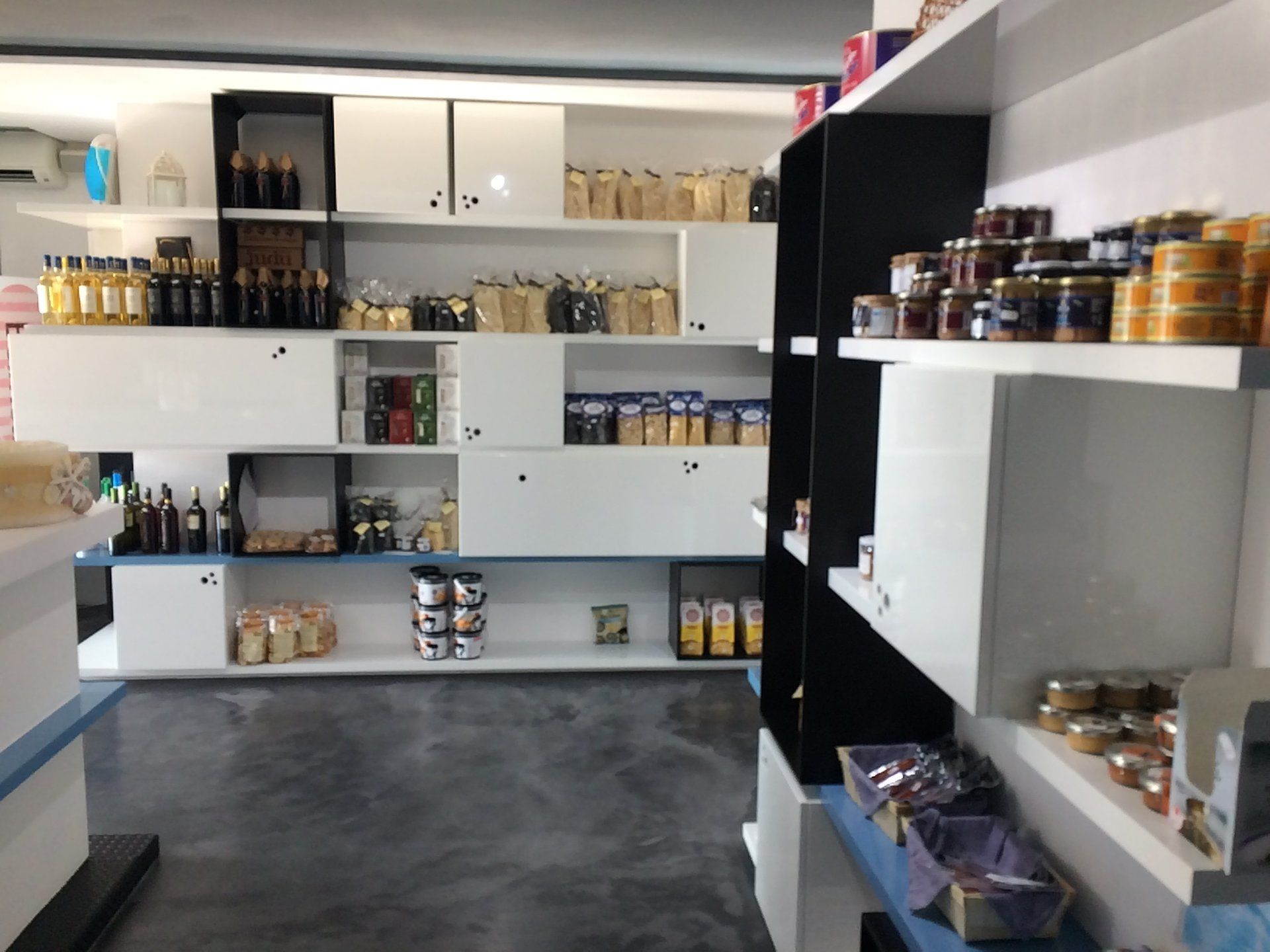 esposizione dei prodotti del negozio