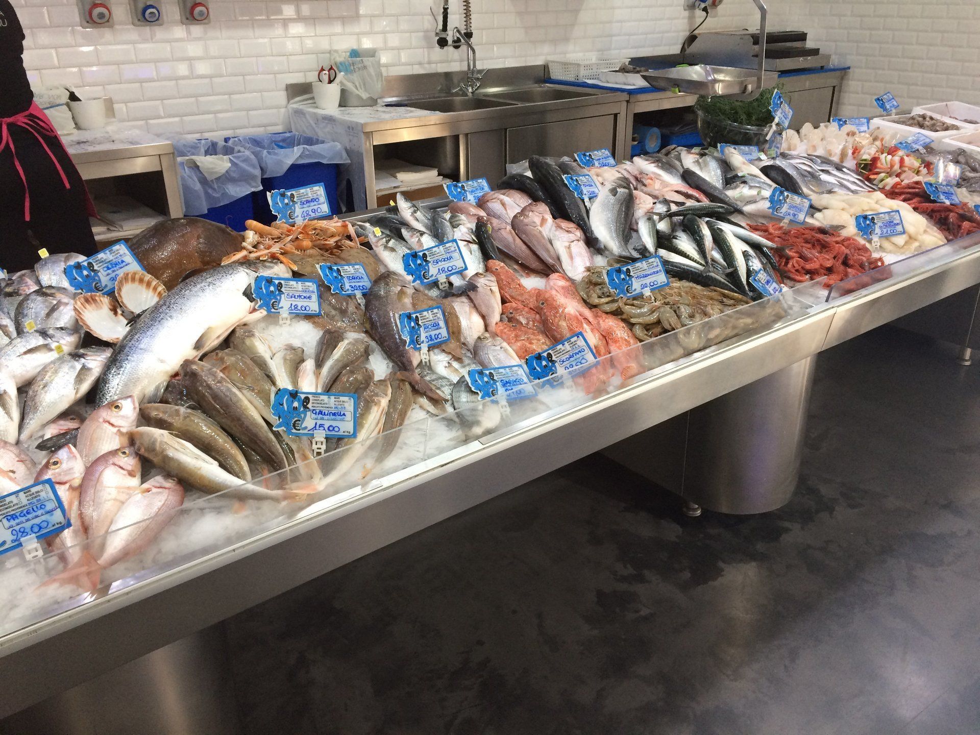 bancone di pesce fresco della pescheria