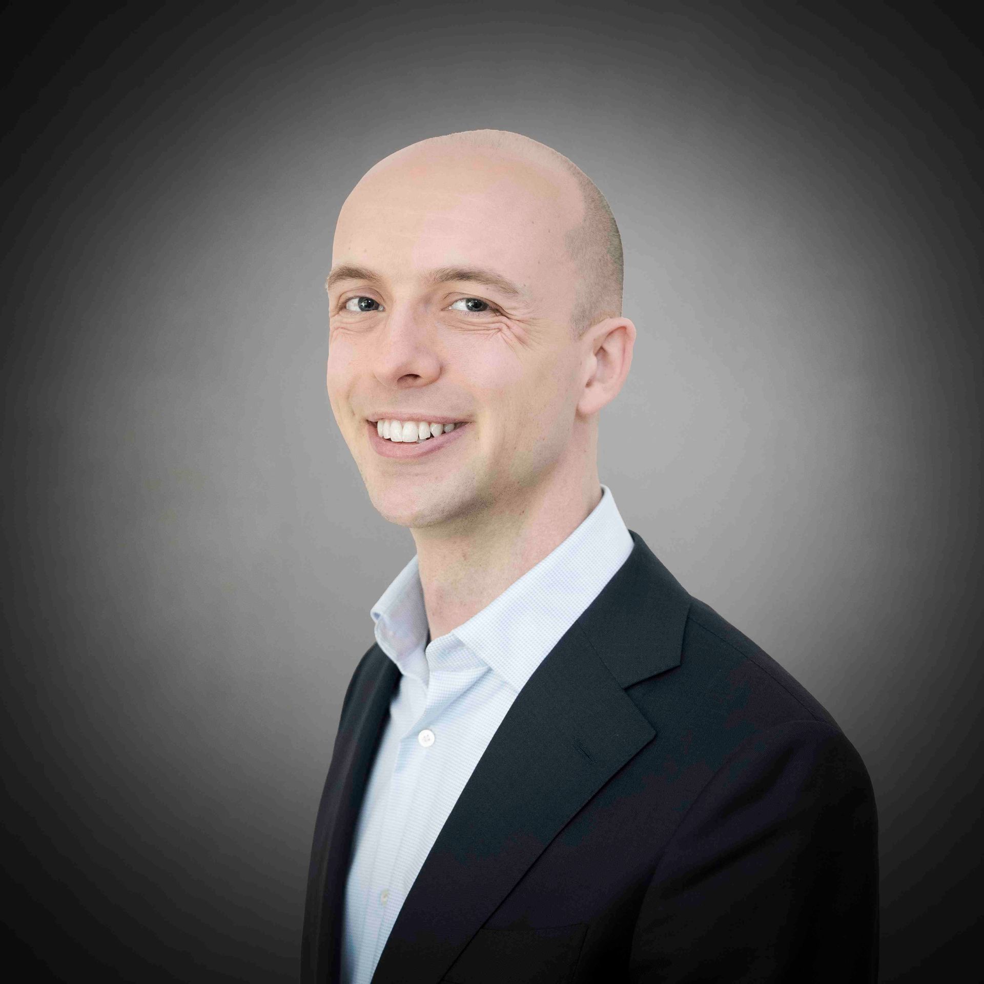 Een wit silhouet van een hoofd en schouders, gecentreerd op een lichtblauwe achtergrond.