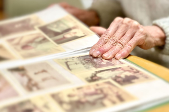 oude vrouw die haar fto's bekijkt