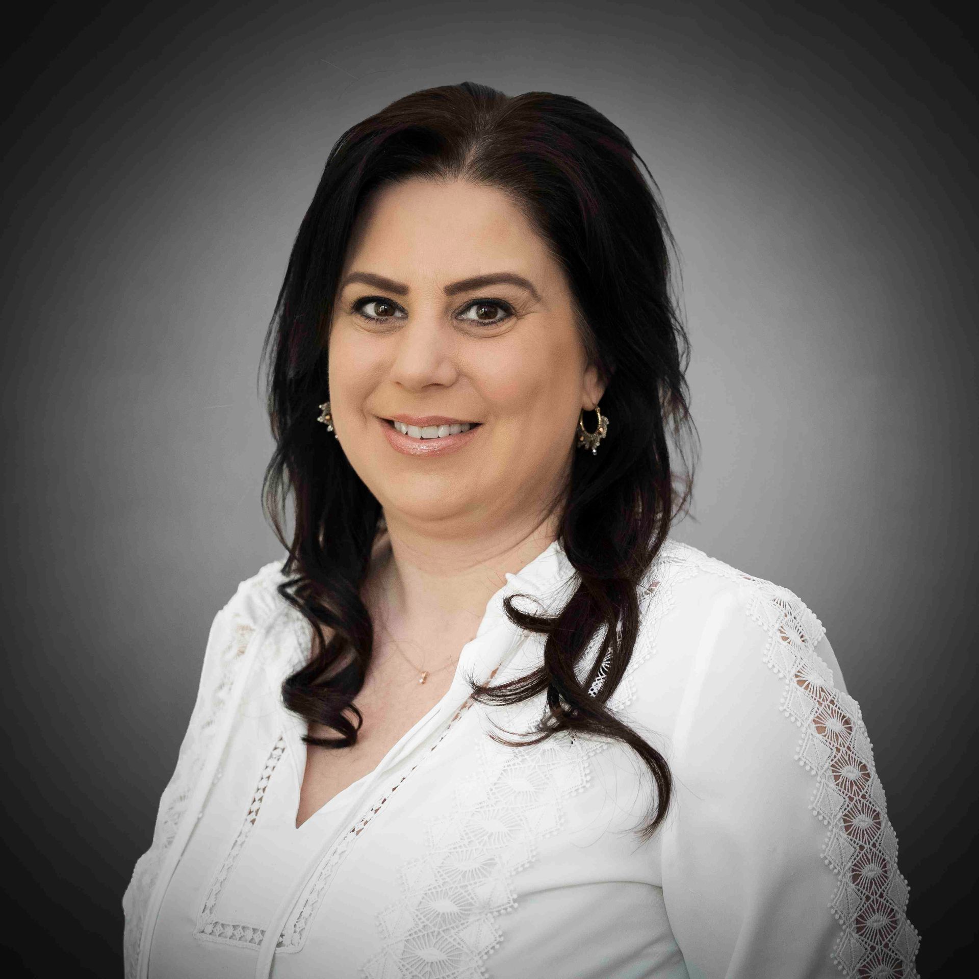 Een wit pictogram van een menselijk hoofd en schouders, gecentreerd op een effen lichtblauwe vierkante achtergrond.