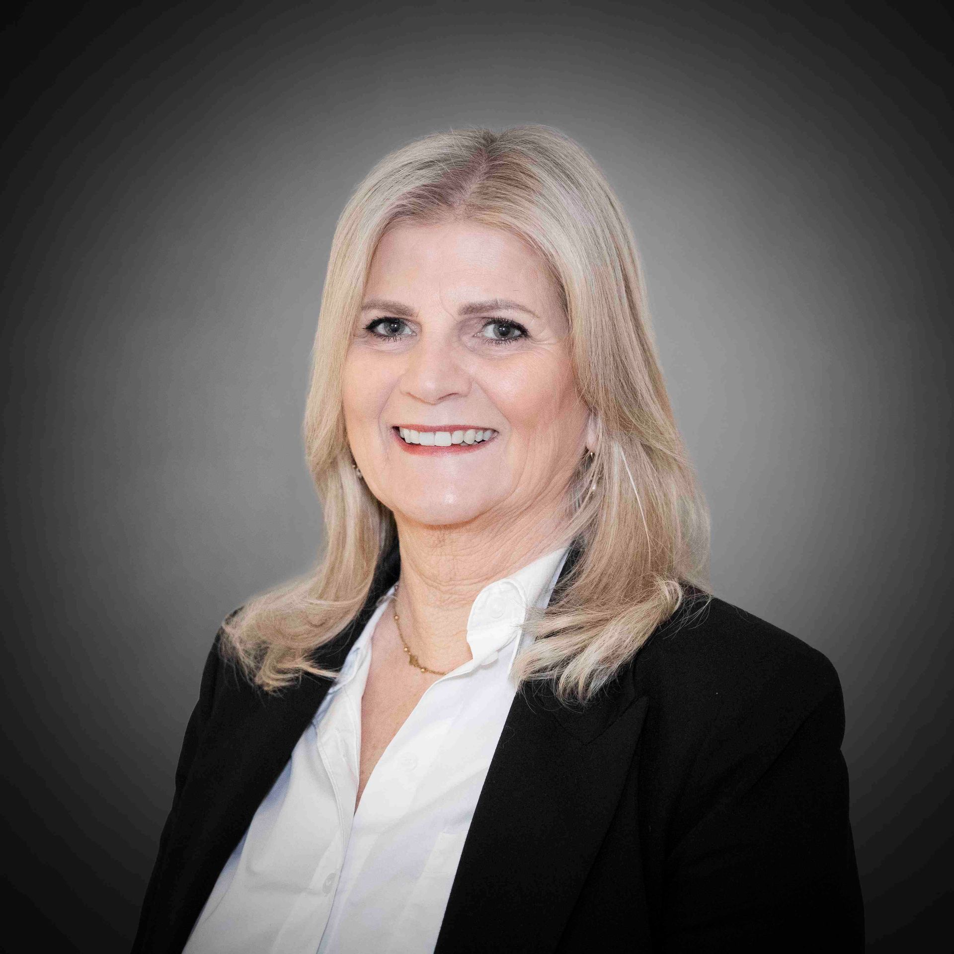 Een wit silhouet van een persoon op een effen lichtblauwe achtergrond, vaak gebruikt als standaard profielfoto.