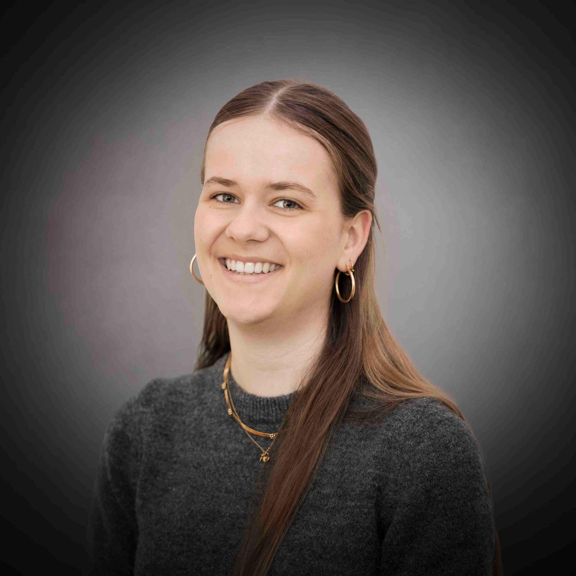 Een wit silhouet van een persoon op een lichtblauwe achtergrond, wat een algemeen gebruikersprofielicoon voorstelt.