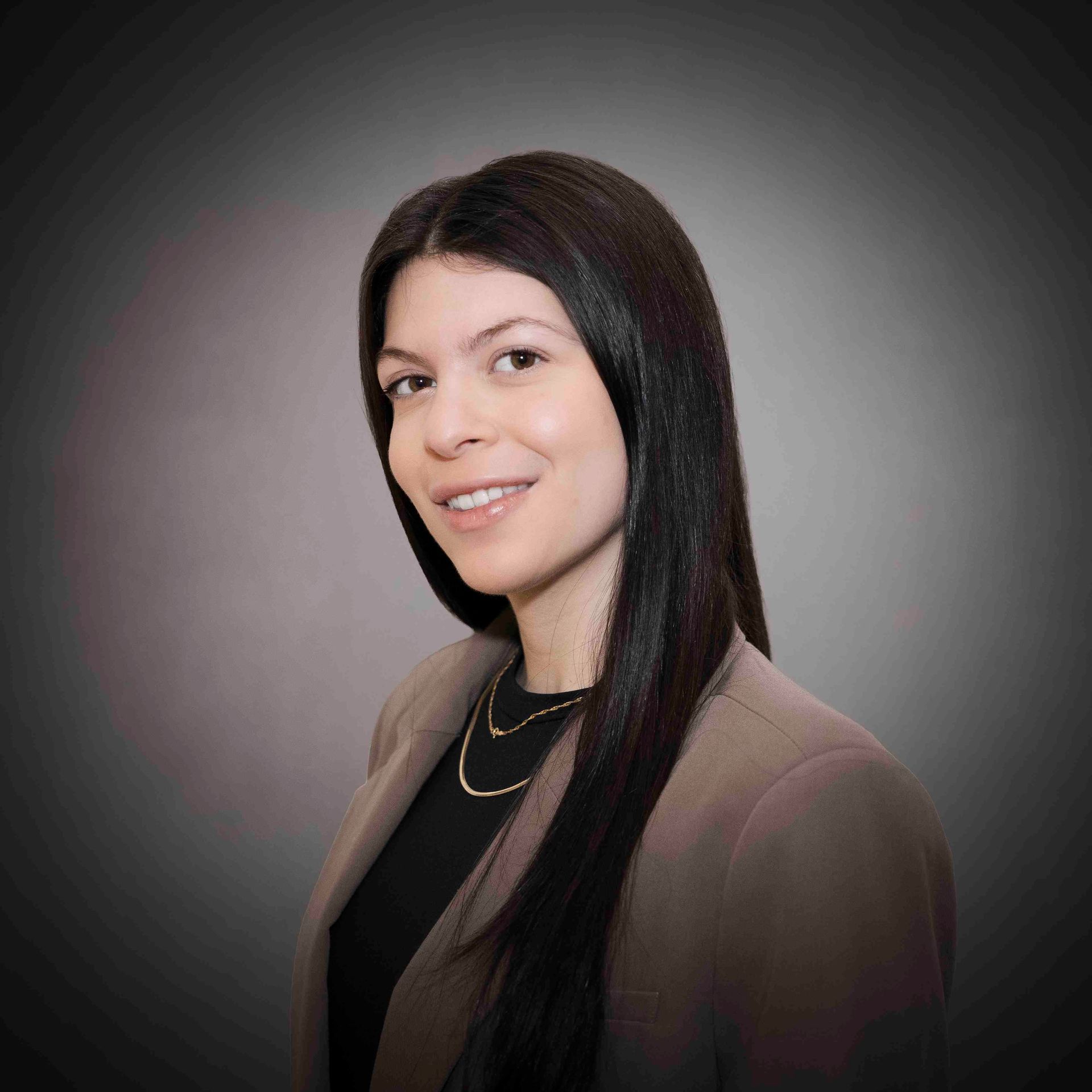 Een wit silhouet van een persoon op een effen lichtblauwe achtergrond, vaak gebruikt als standaard profielfoto.