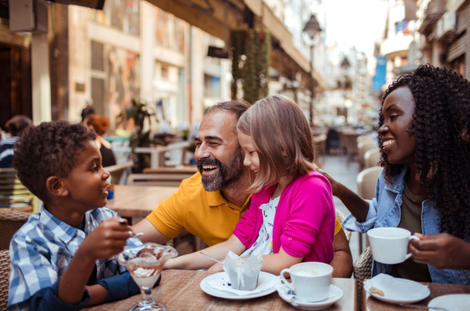 Multicultureel gezin hebben pret