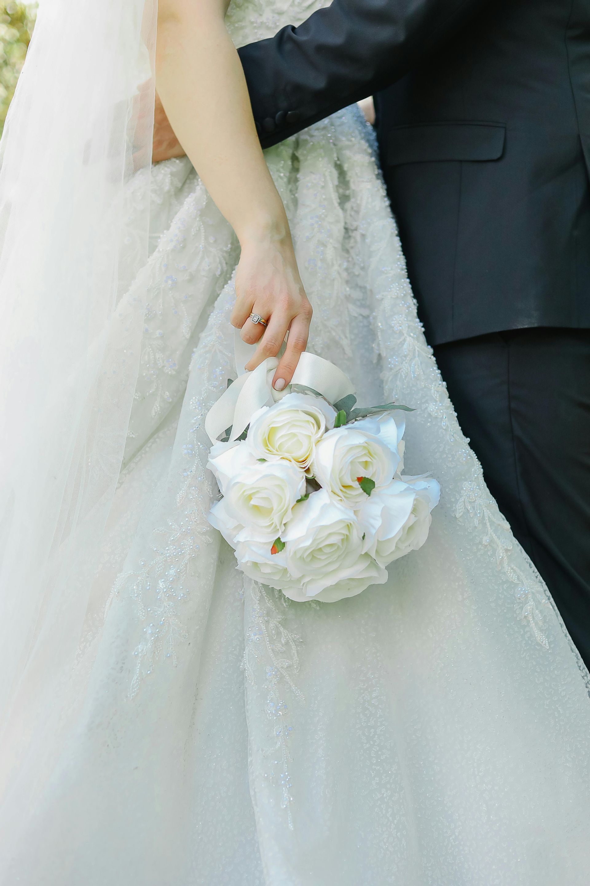 bruidegom die boeket vasthoud