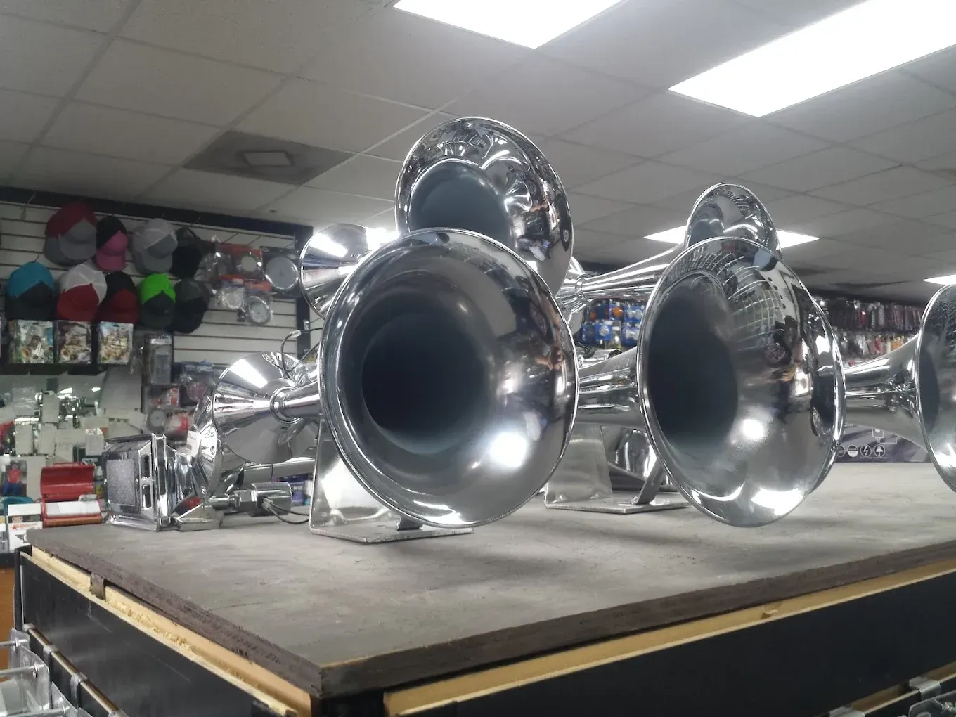 A bunch of trumpets are sitting on a table in a store