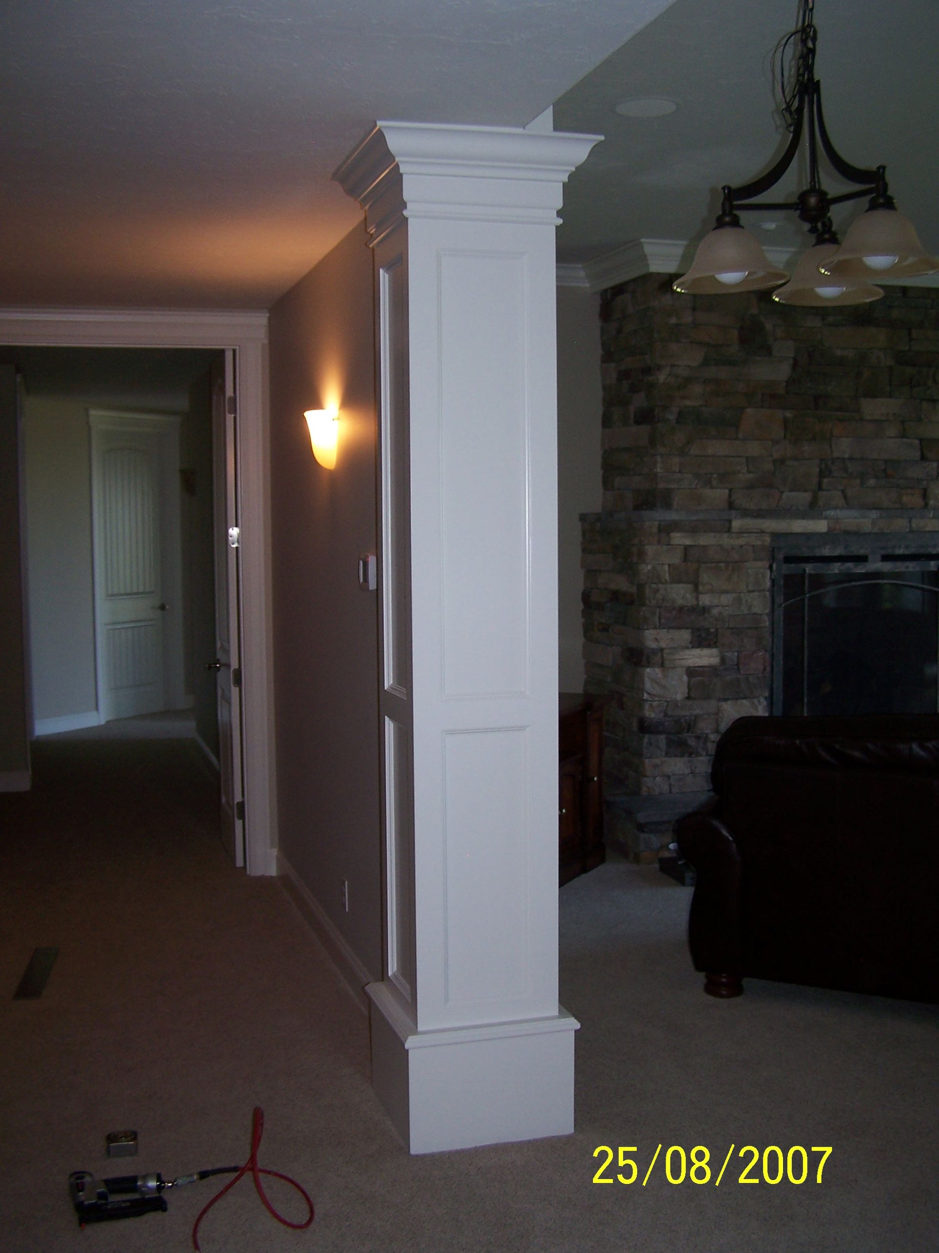 A photo of a living room was taken on 25/08/2007