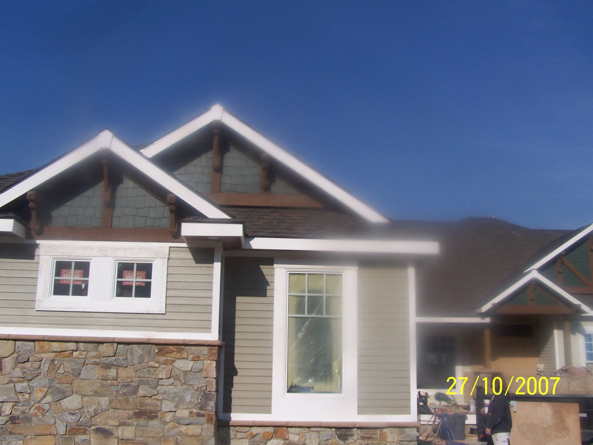 A picture of a house was taken on 27/10/2007