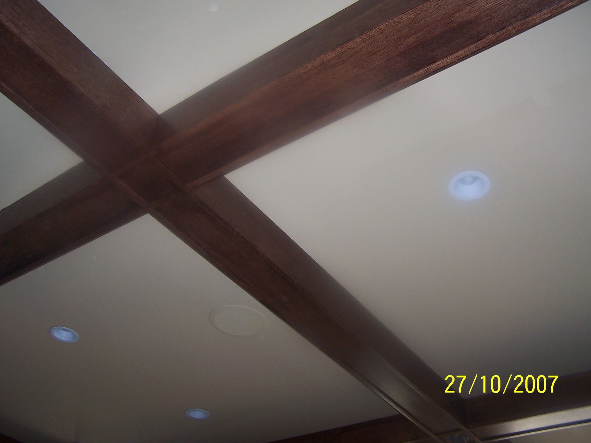A picture of a ceiling was taken on 27/10/2007