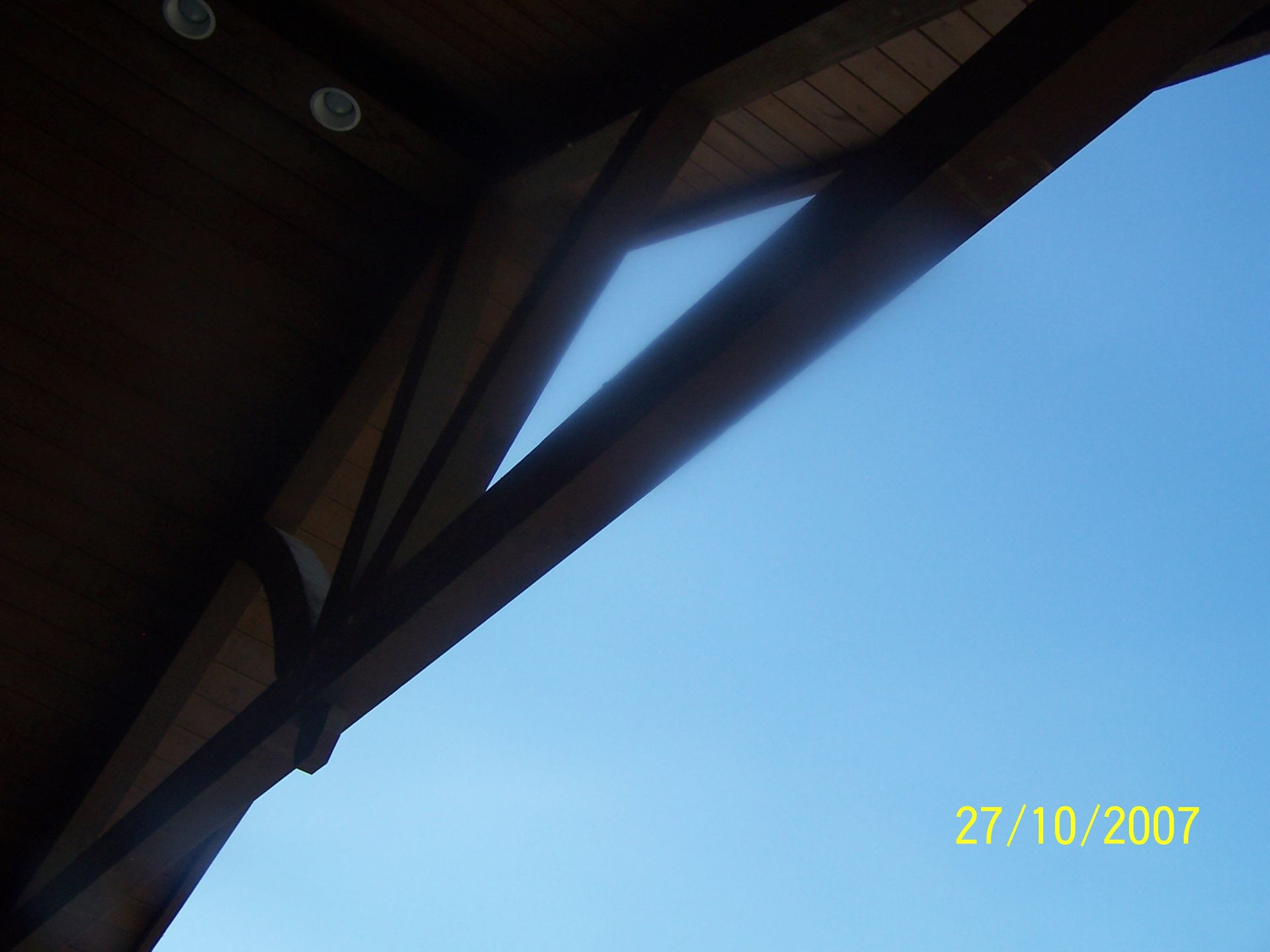 A photo of a wooden structure taken on 27/10/2007