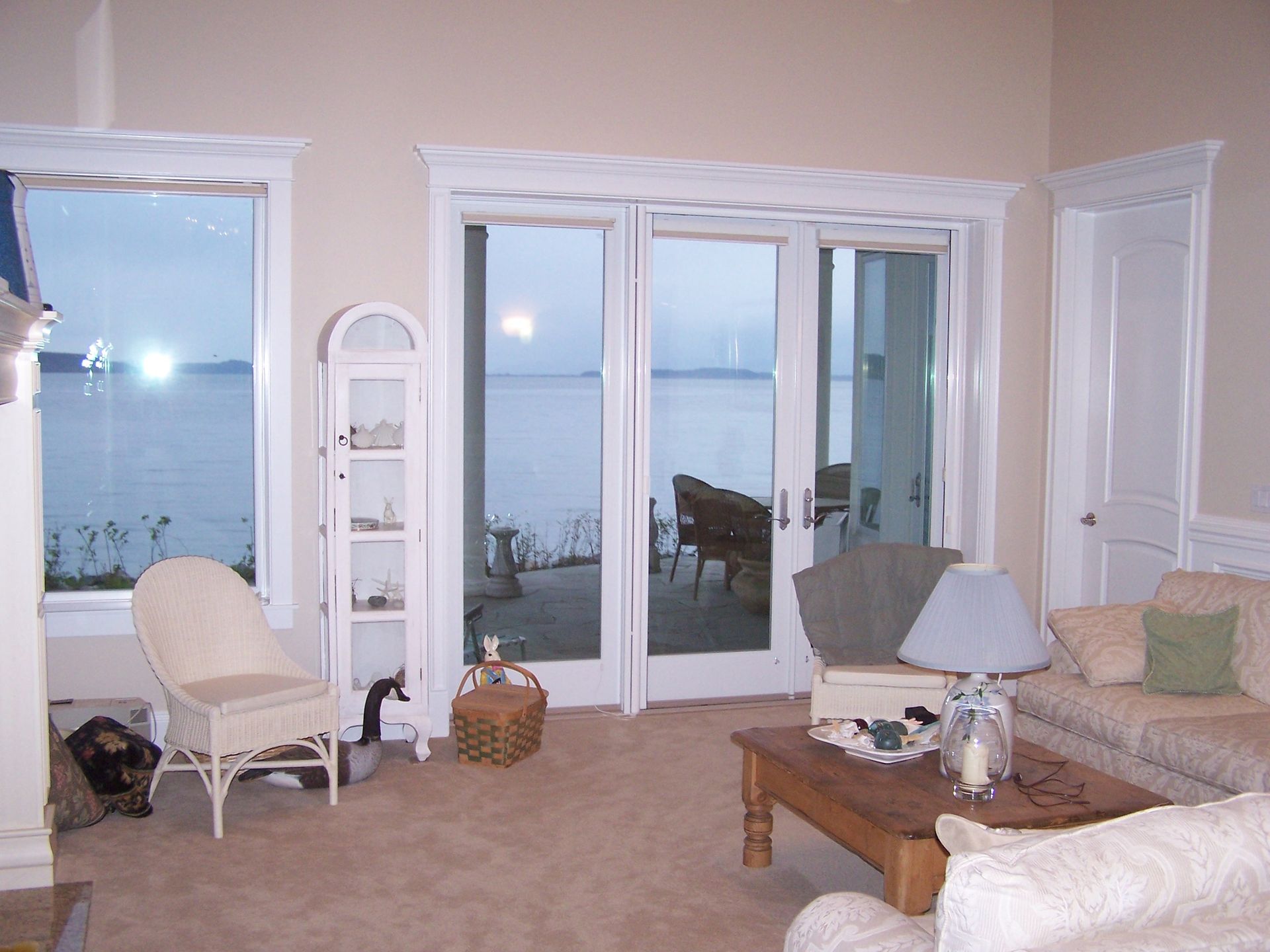 A living room with a view of the ocean