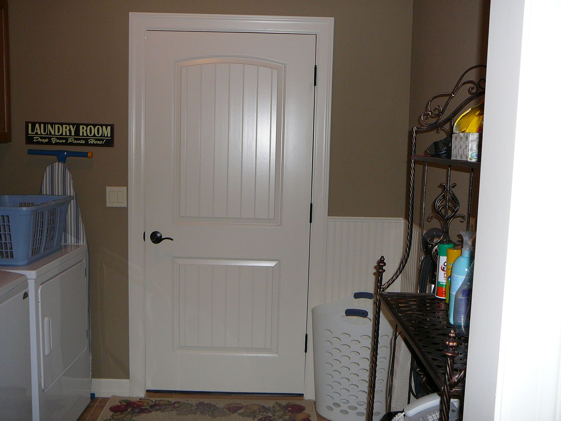 A laundry room with a sign that says laundry room
