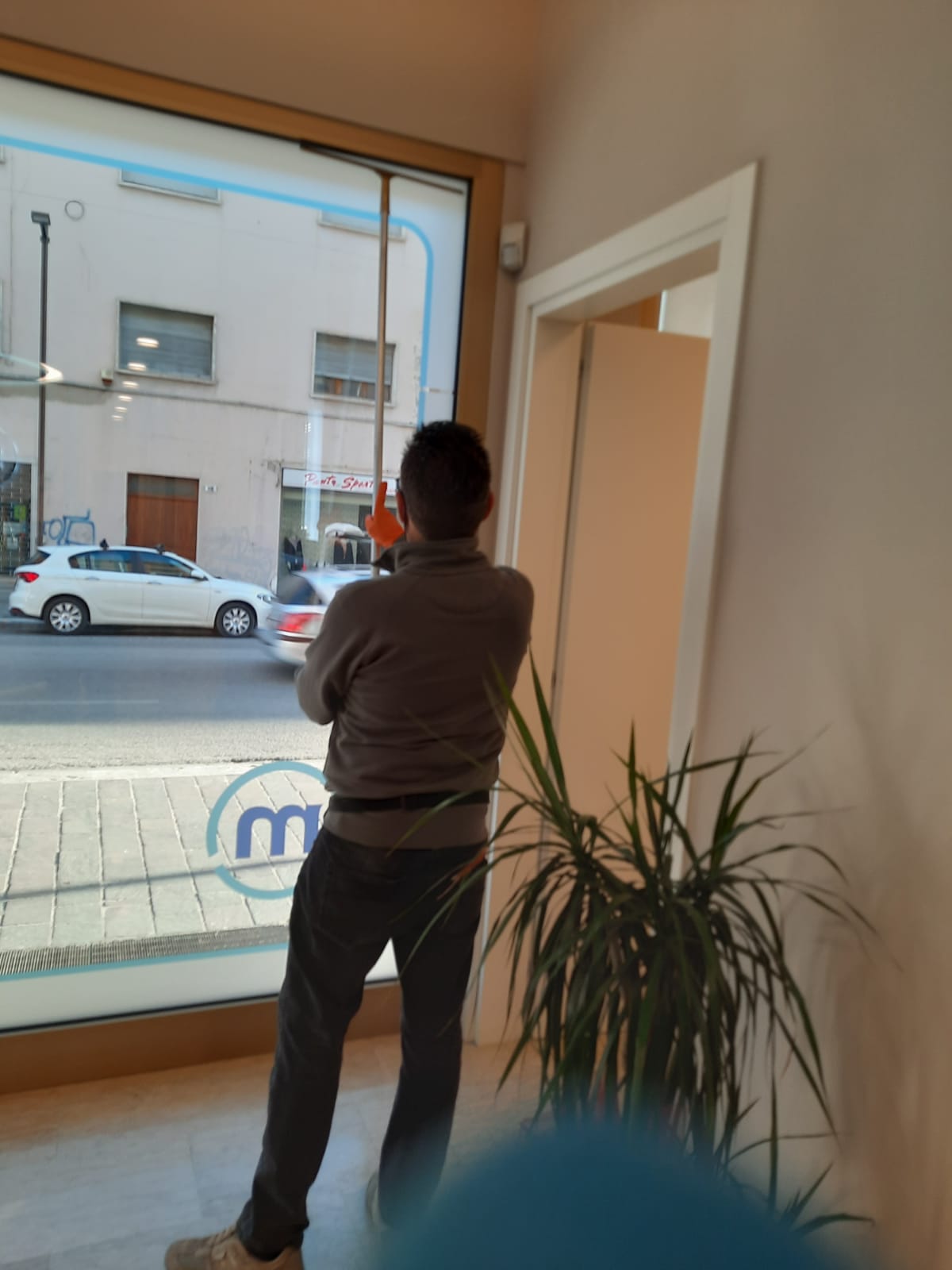 Lavaggio vetri, vetrate e vetrine