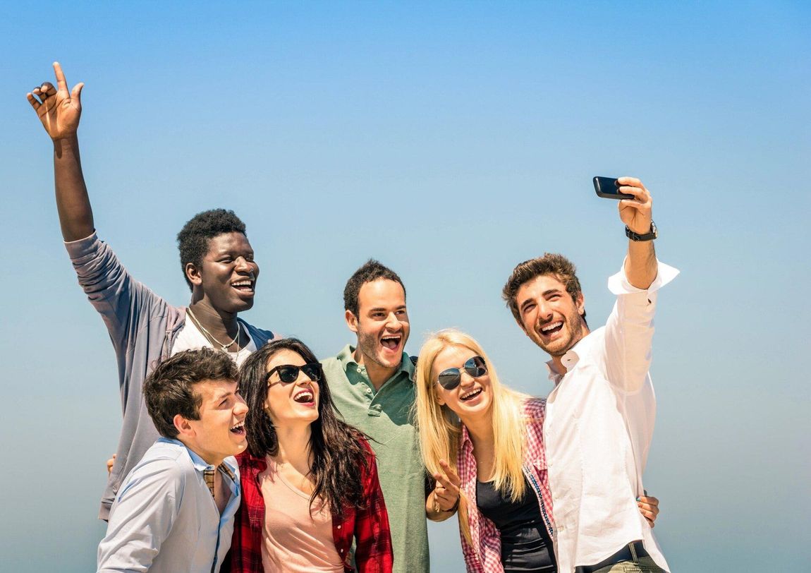 Junge Erwachsene machen ein Selfie
