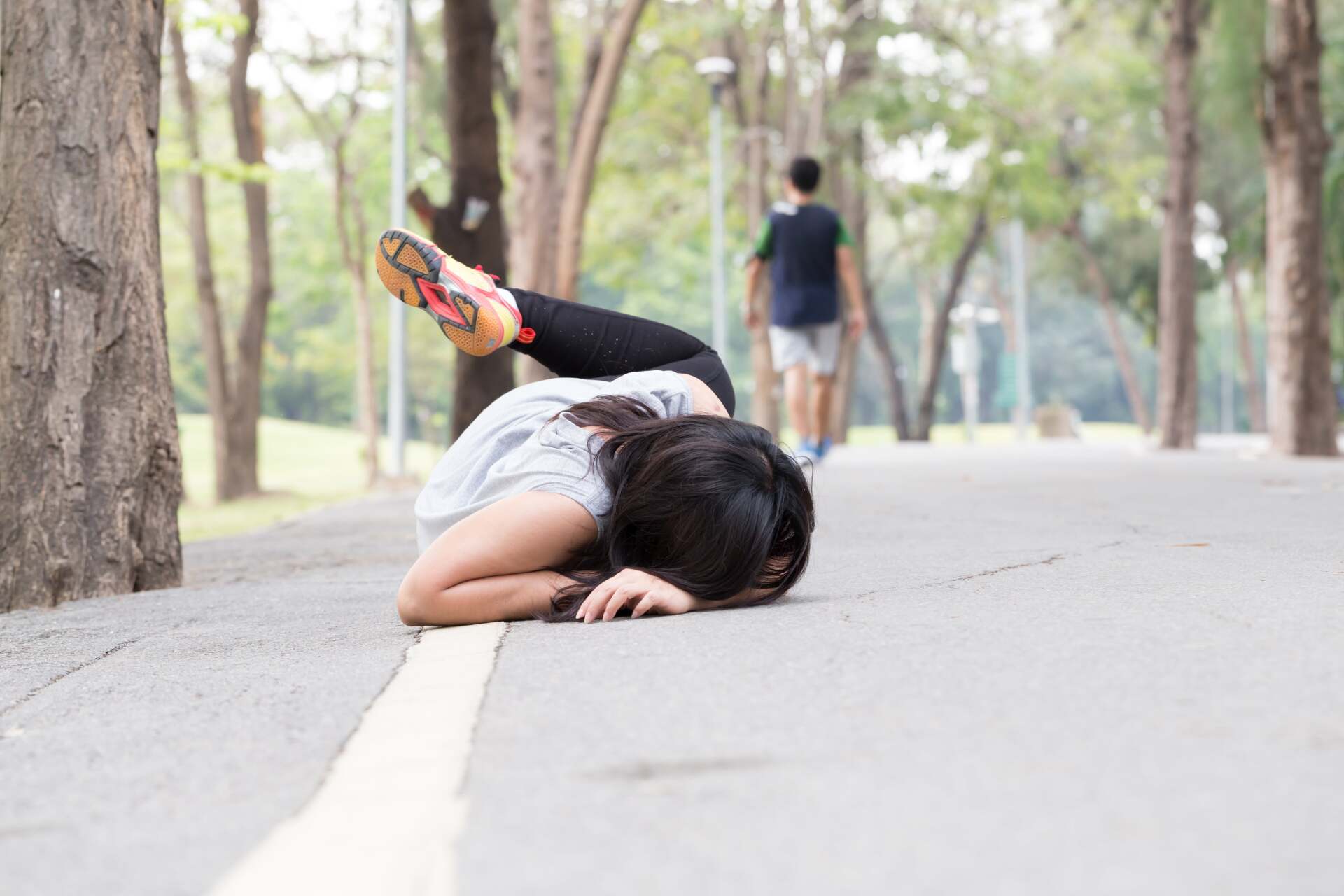 Mädchen fiel beim Laufen hin und braucht Unfallversicherung