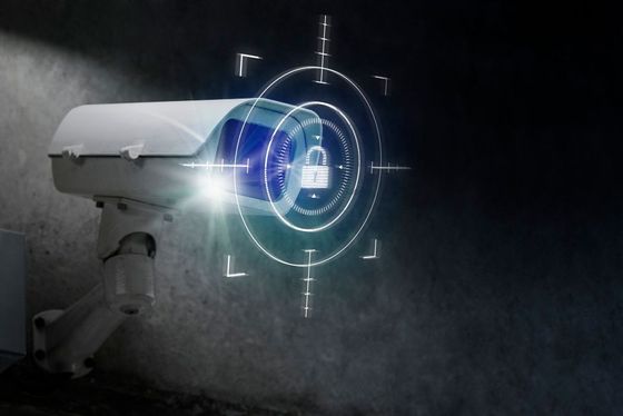 Câmera de segurança com sobreposição de fechadura digital, destacando a vigilância e a proteção de dados.