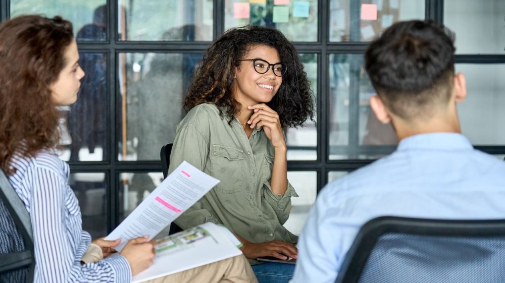 HR consultant coaching Gen Z employees on communication and people skills in the workplace