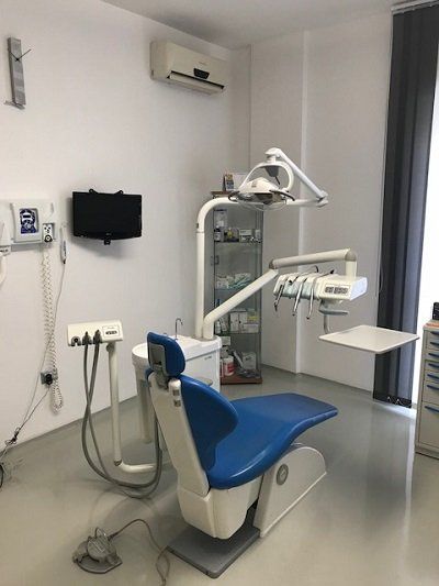 poltrona e strumenti da dentista moderni e all'avanguardia
