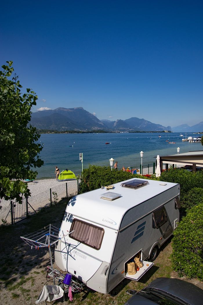 caravan camping aan het meer