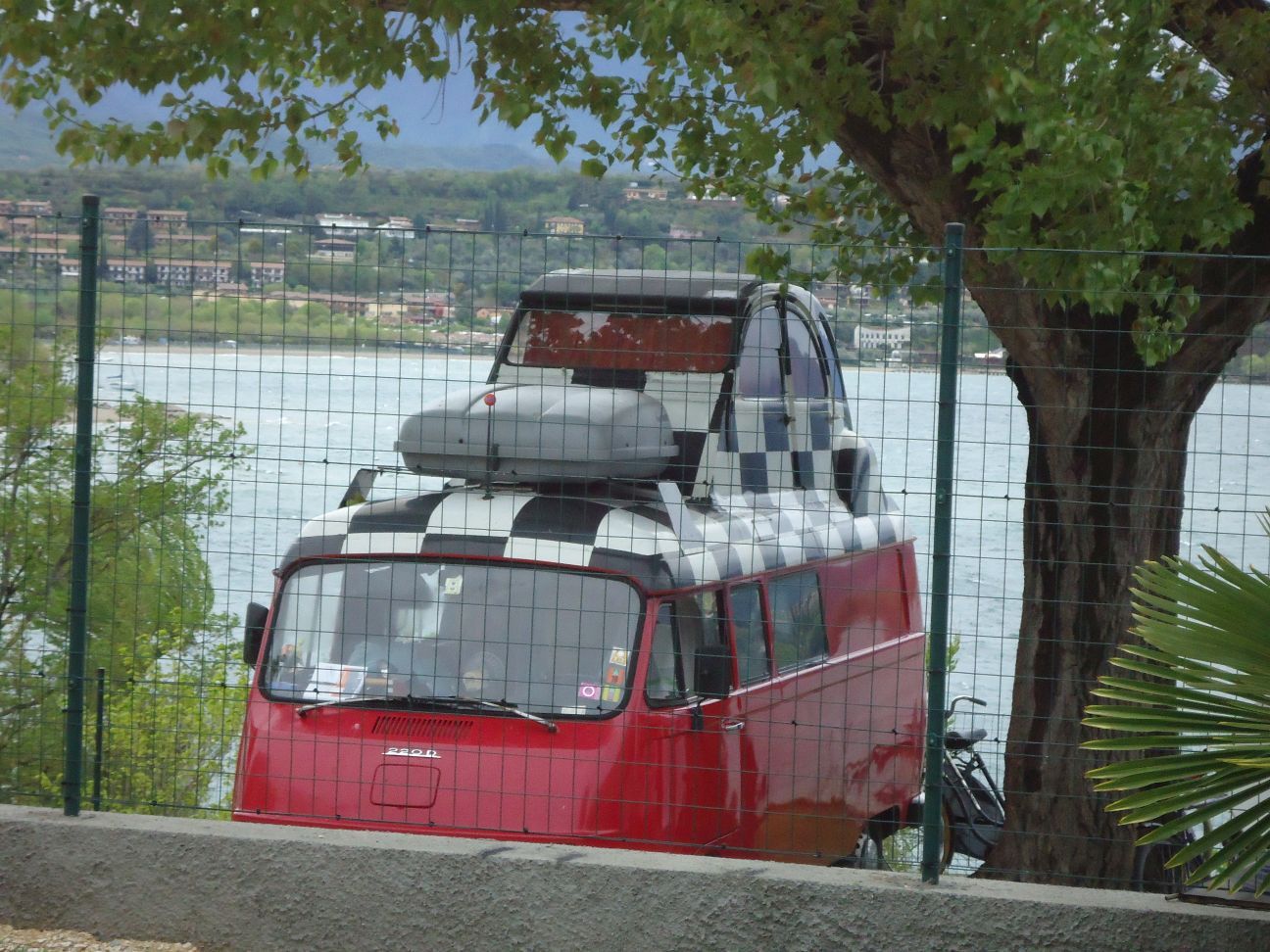 furgoncino rosso in campeggio