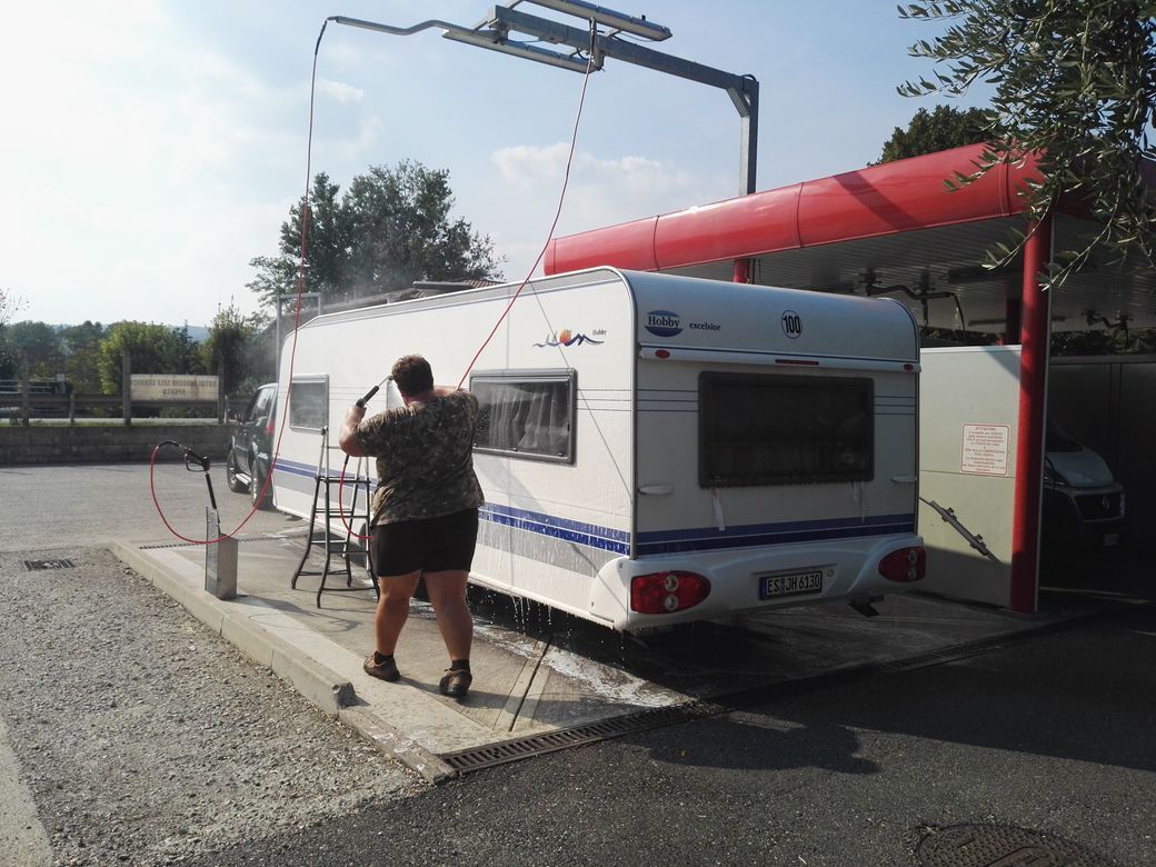 rimessa all'aperto di caravan