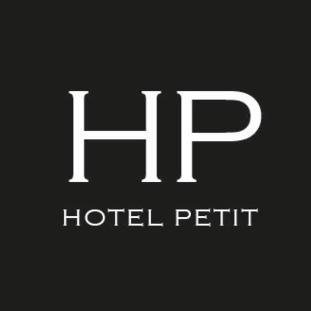 Logotipo para Hotel Petit: “HP” blanco sobre “HOTEL PETIT” sobre fondo negro.