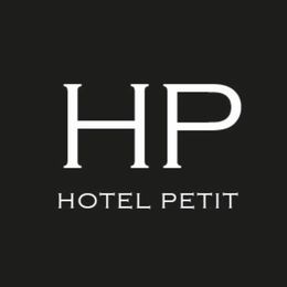 Logotipo para Hotel Petit: “HP” blanco sobre “HOTEL PETIT” sobre fondo negro.