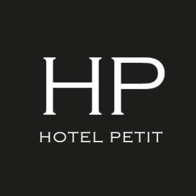 Logotipo para Hotel Petit: “HP” blanco sobre “HOTEL PETIT” sobre fondo negro.