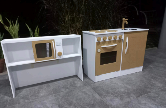 Juego de cocina de juguete fabricado en madera de color blanco y marrón, incluye microondas y horno.