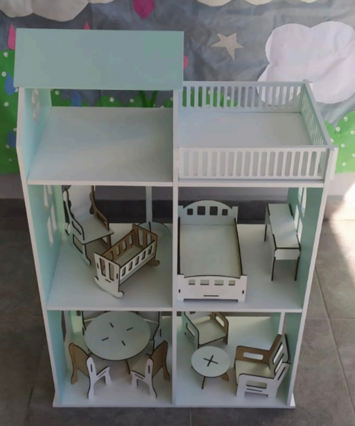 Casa de muñecas con paredes y muebles de color azul claro y blanco en su interior.