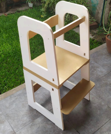 Torre de aprendizaje para niños pequeños de color blanco y tostado