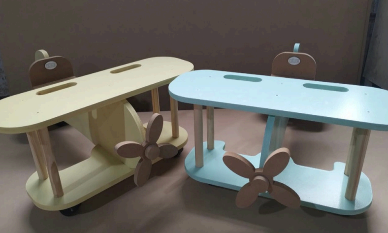 Dos aviones de juguete de madera, uno amarillo y otro azul, con hélices y asientos.