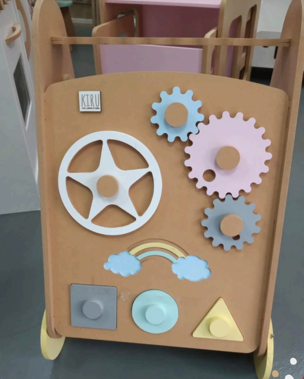 Andador de madera para bebé con engranajes de colores, formas y un arcoíris.