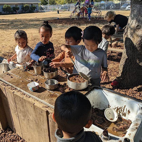 Montessori children working together