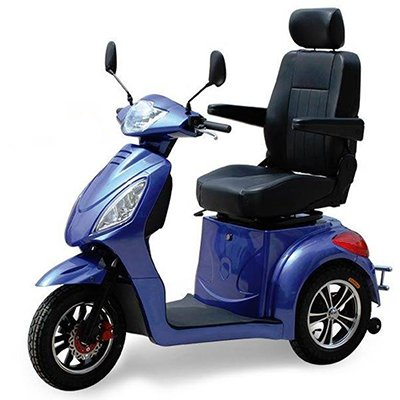 Uno scooter blu con tre ruote e un sedile nero