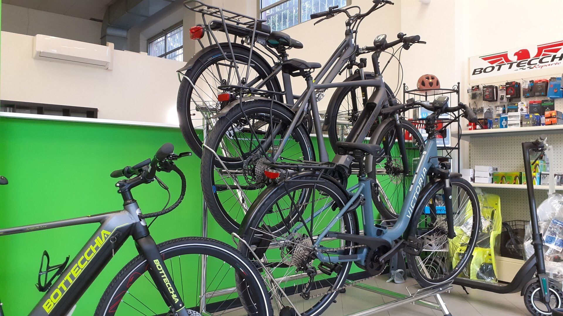 Un mucchio di biciclette sono accatastate l'una sull'altra in un negozio.