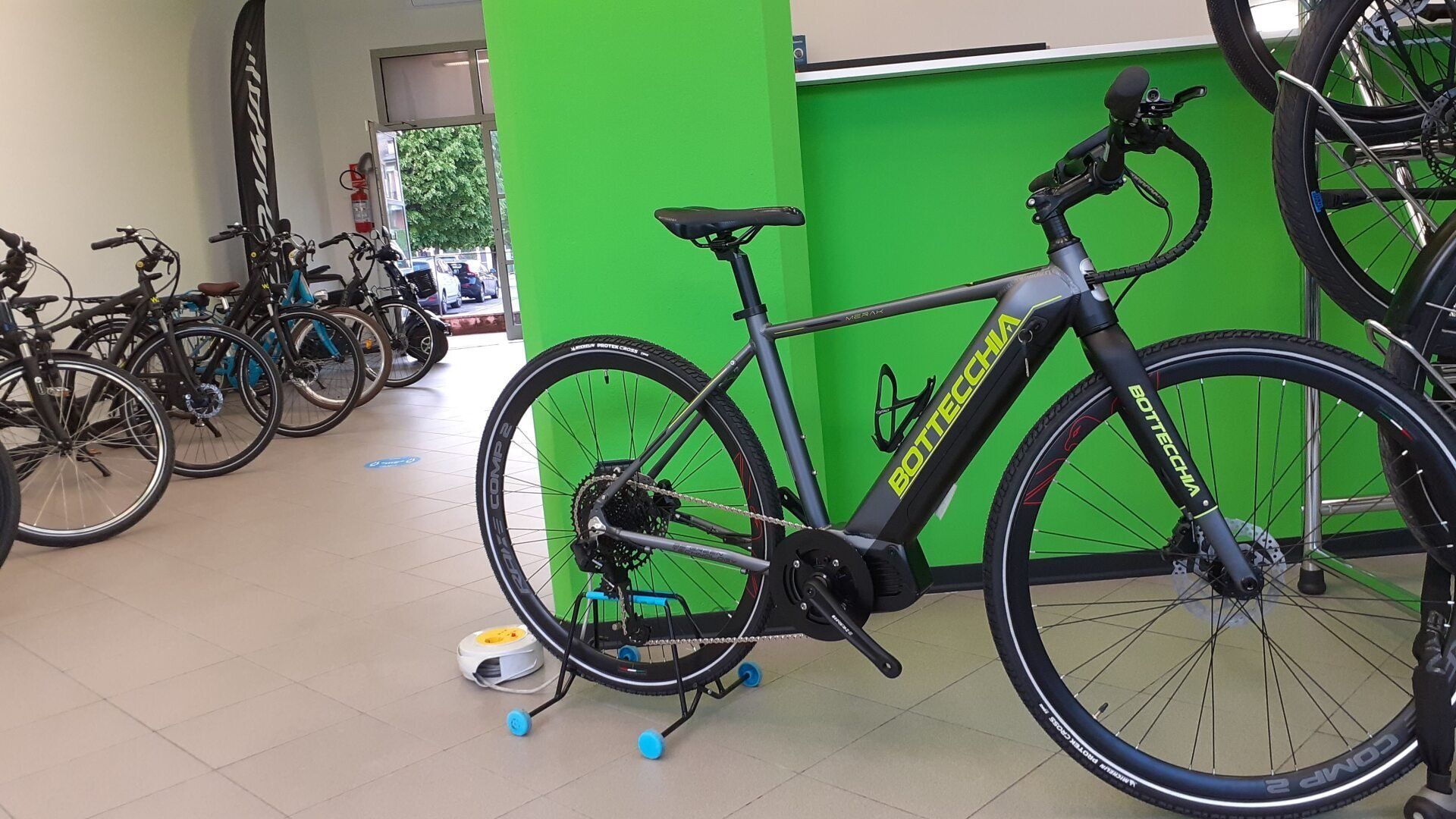 Una bicicletta è appoggiata su un supporto in un negozio.