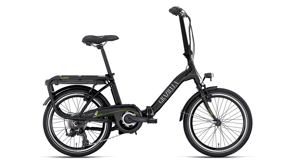 Una bicicletta pieghevole nera con portapacchi posteriore su sfondo bianco.