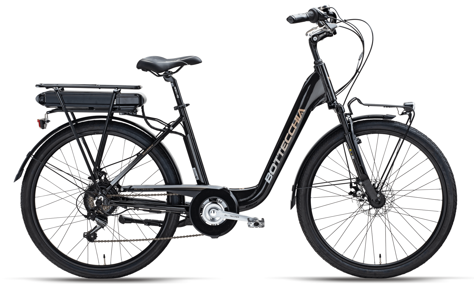 Una bicicletta elettrica nera con portapacchi posteriore su sfondo bianco.